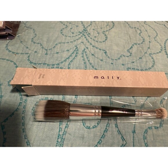 Mally Double-ended Makeup Brush - Picture 1 of 1